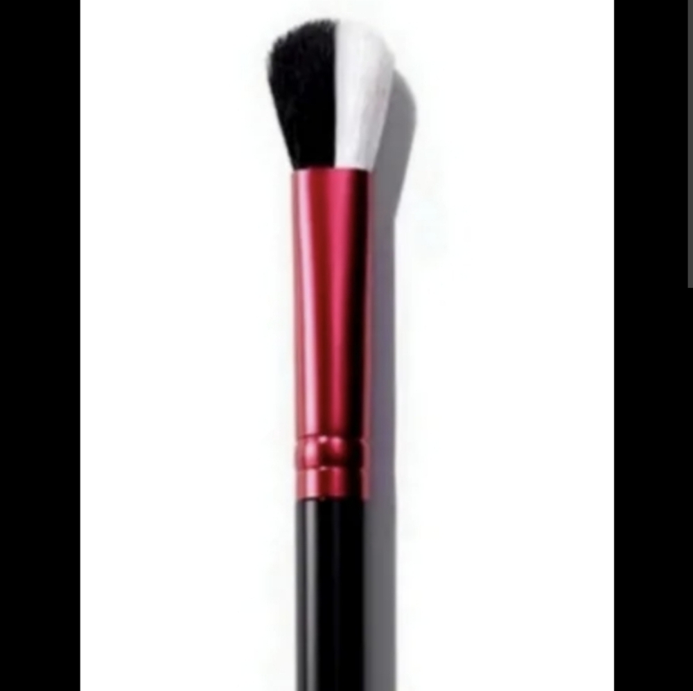 MAC Cosmetics 217S Brush Cruella Disney Collection